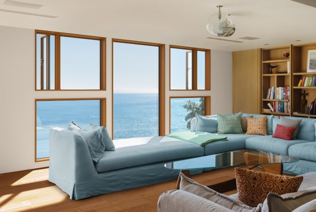 家１棟分の窓種を用意。搭載するトリプルガラスは、室内・室外側の両方にＬｏｗ-Ｅガラスを採用しクリプトンガスを封入。このほか、アルゴンガス入りトリプルガラス、複層ガラスをラインアップする。１０万６６００円（トリプルガラス・クリプトンガス入り縦すべり出し窓６４０ｘ１１７０ミリ）。