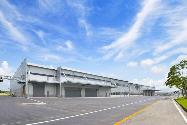 自然エネルギー利用として、外気冷房、クールチューブを採用。生産能力は年１４万窓。