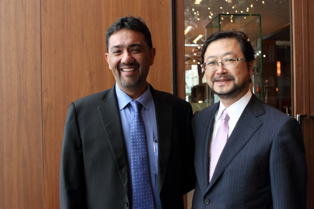 ８月２７日、パートナーシップ合意書調印にて。（右）日本設計・千鳥義典社長（左）米オートデスク インク インフォメーション モデリング／プラットフォーム製品担当 アマー・ハンスパル上級副社長