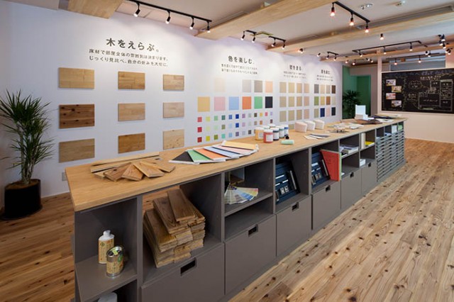 無垢床材で選べる樹種はカバザクラ、ナラ、タモ、スギ、メープル、サクラ、クリ、アルダー、ヒノキ。 水性塗料の壁は１２００色から選べる。 