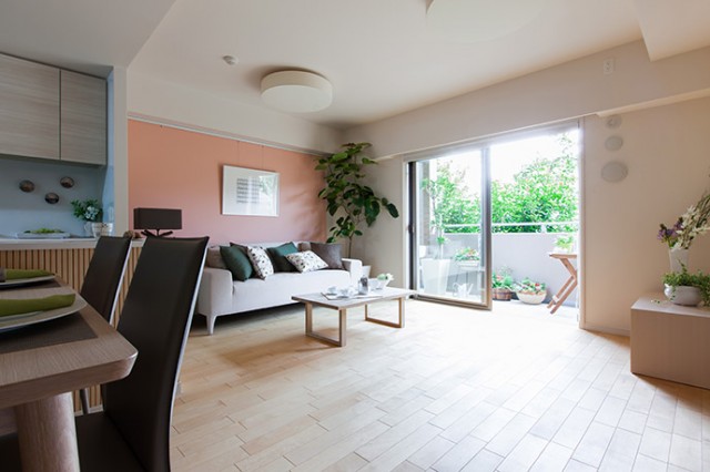 キッチンは扉１２色、パネル４色、天板４色、高さ３種を用意。