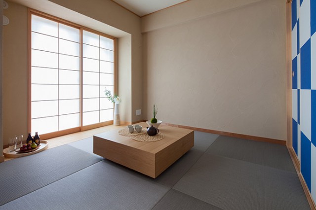 和室は、壁の珪藻土４色ｘ４パターン（プロヴァンス風、木ゴテ引きずり、ハケ引き、くし引き）、和紙畳１２色（銀鼠・白茶・灰桜・胡桃・銀白・黄金・亜麻・乳白・若草・藍・薄桜・墨染）ｘ畳縁１２色、ふすま１２柄を組み合わせることができる