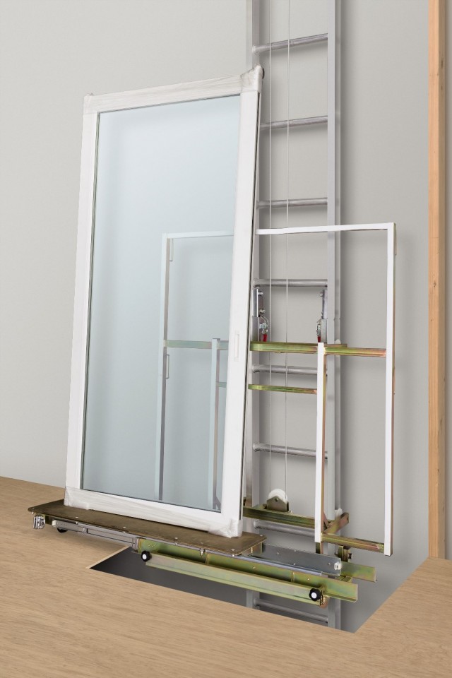 窓を９０度に立てかけて搬入する。昇降レールは２階用が約４.４ｍ、３階用が約７.３ｍ