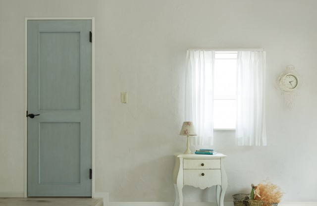 ドアは、木目を生かしあえてラフに仕上げた５色６デザインを用意。