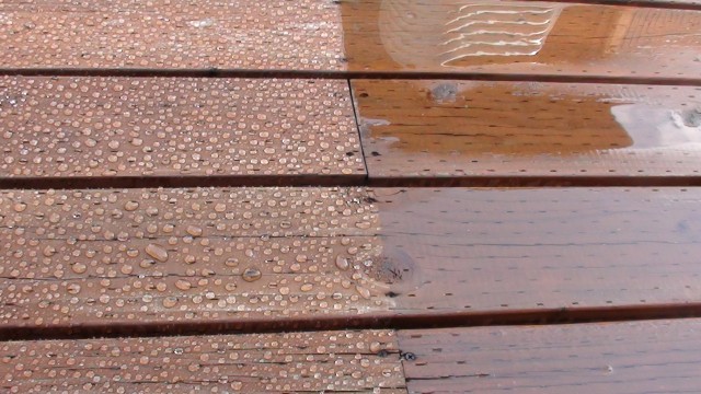 左がサーファポア処理済み、右が未処理。高い耐水性が特徴。