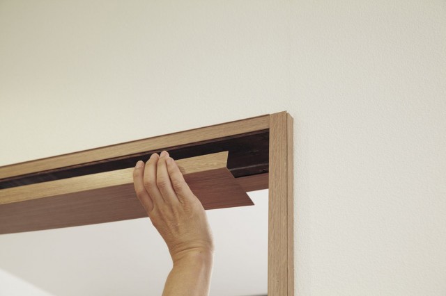 枠カバー材は、既存ドア枠に重ねて施工でき、カッターで１ミリ単位にカットできる。開き戸から引戸へのリフォームにも。