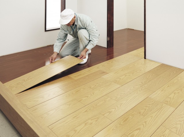 リフォーム用床材の「６ｍｍリフォームフロアー」。既存の床材をはがさず上から貼れる。多彩な納まりに対応。