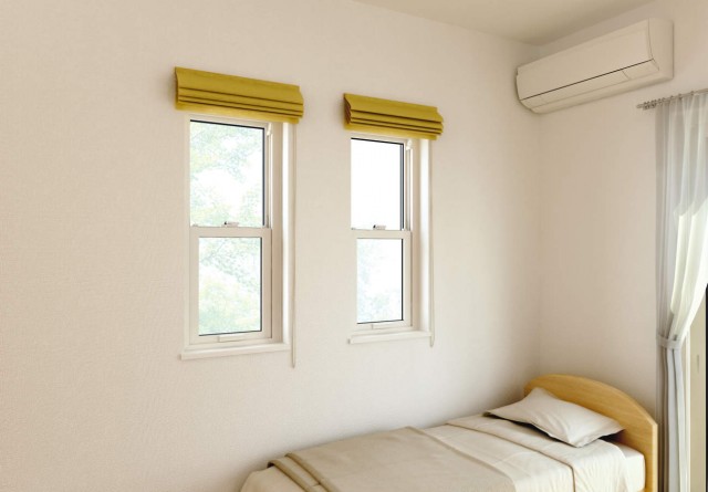 「スマージュ」片上げ下げ窓。色：ホワイト。７万４７００円（Ｗ５００ｘＨ１１７０，ガラス入り）