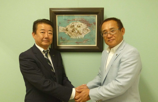 ヤマイチエステートの山田茂社長（右）とLIXIL住宅研究所ジーエルホームカンパニー久保田卓プレジデント