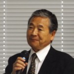 あいさつする峯村幹夫社長