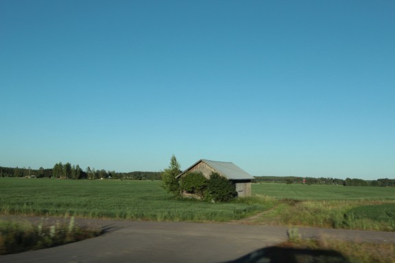 フィンランドの田舎を車で走るとよく見かける農家の納屋。木造の建物は風景に溶け込み、味わい深い。