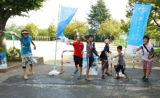 「ＭＡＤＯショップ蟹江学戸店」での打ち水イベント風景