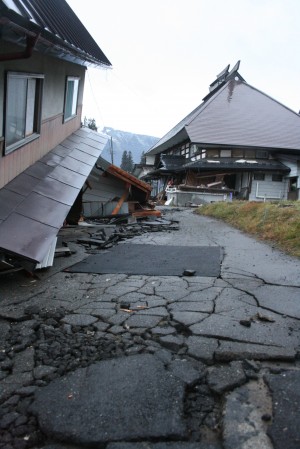 アスファルトが波打って砕けている