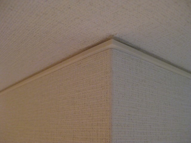 「クロス見切Ｃ-３ＴＭ」は、３.５ミリの 目透しによりクロスの粗を目立たせない。出隅・入隅役物により簡単に施工できる。３４０円／本（２ｍ） 