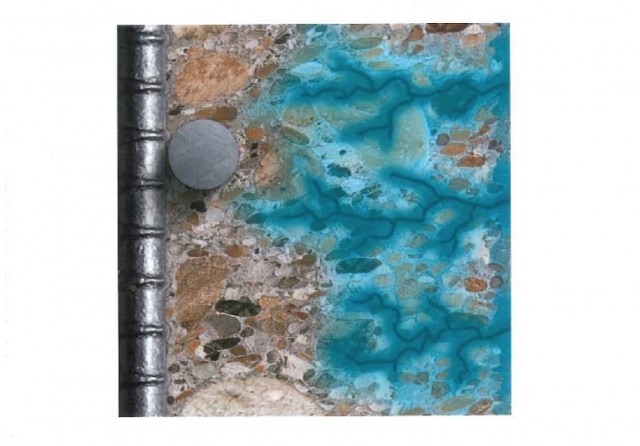 ケイ酸塩系表面含浸材の化学反応によりコンクリートの細孔をふさぎ、中性化や塩害による劣化を防ぐ