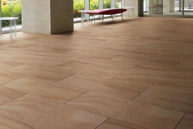 内装床タイル「チェルナ」はコンクリート、大理石、砂岩の３テイスト。平米６４００円。