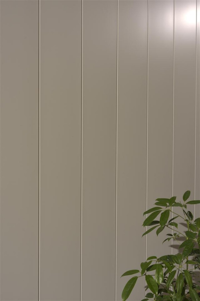 プレーンな「ガルブライトＪフッ素」Ｆミストアイボリー色、縦張り。