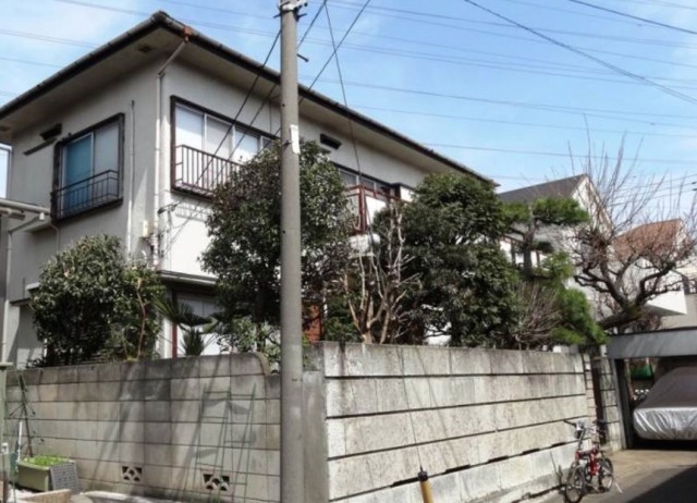 「世田谷北烏山の家」のリノベ前の外観。築39年、延べ床116.08㎡。リノベ後、4月にも発売予定という。