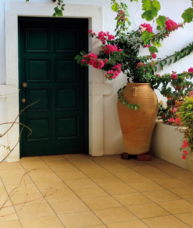 「ラスティロック」は風化したライムストーンがモチーフ。１５０角と３００角。平米９２００円。