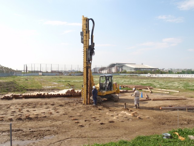 小型機械による施工が可能で、掘削を行わず建設残土が発生しないため市街地の小規模工事にも対応する。