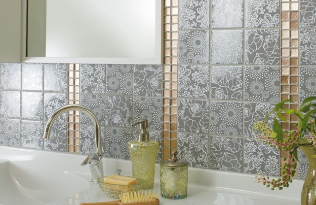 デザインタイル「フェリチェート」（全５色）は、ボタニカル柄とドット柄を組み合わせた女性らしいデザイン。パウダールームなどに適する。１００角。平米１万１９００円。