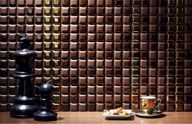 異なる光沢のクラフトタイルを散りばめた「ショコラテ」（全５色）。レトロな印象のメタルカラーと上品なカラーを組み合わせて高級感を演出する。２９２角（３５角ネット張り）。平米１万６５００円〜。