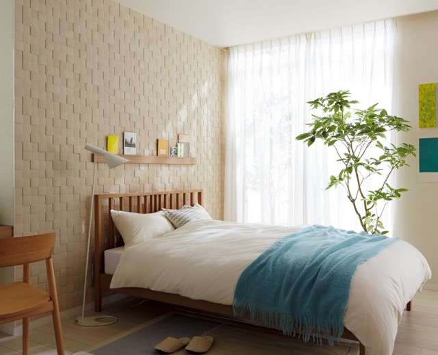 織り方の異なる布地のレリーフを組み合わせた「エコカラット キルト」。全２色、６０角ネット張り。平米８６００円。