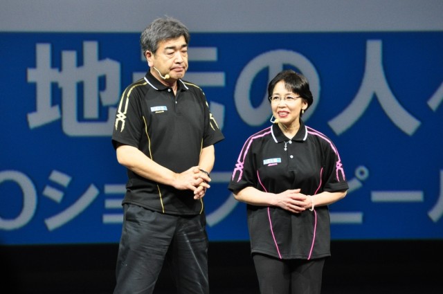 地域への熱い思いとともにプレゼンを繰り広げる（上：東北エリア代表大崎三本木店・佐々木賢司社長　下：東京エリア秩父皆野店代表・田村憲明社長と和代店長）