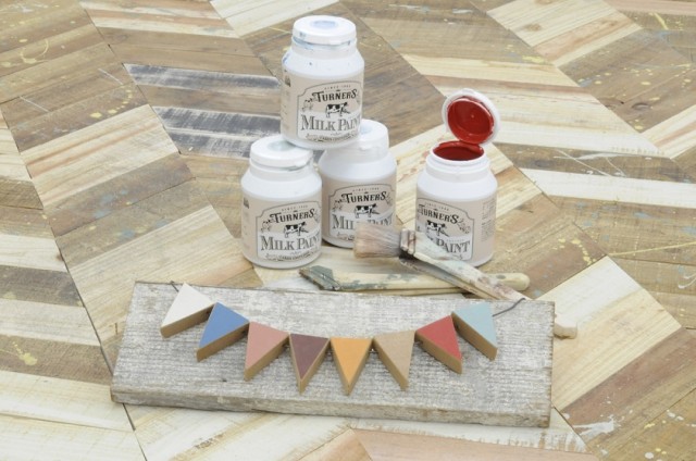 仕入れルートにこだわった女性目線の塗料やワックスを揃える。販売前にあえてビンテージ感の出る加工をほどこすことで「他では買えない」商品に。手前のガーランドは木材と塗料を使って約１時間で製作できる。