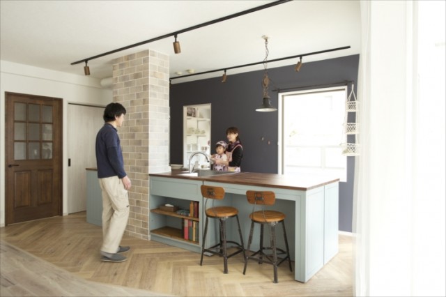 「理想のキッチン」はアイランド型で、シンクは２方向から使える。可動式カウンターの配置により、シーンによって作業台としても、おもてなしカウンターとしても使える。