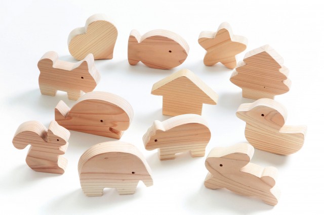 木のおもちゃ。ダボ付きや木の庭とのセットもラインアップ。有害な接着剤を使っていない。