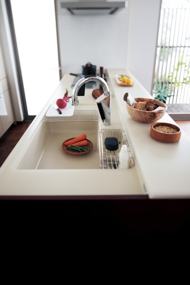 ちょうどいい段差を設けた「ローステップ対面プラン」。２０１３年の発売以来、調理や掃除がてきぱきはかどると人気の「ＰａＰａＰａシンク」を搭載。