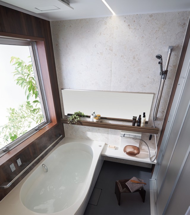 バスルームには、体を支える手すりと小物が置ける棚を一体化した「おきラク手すり」を開発。