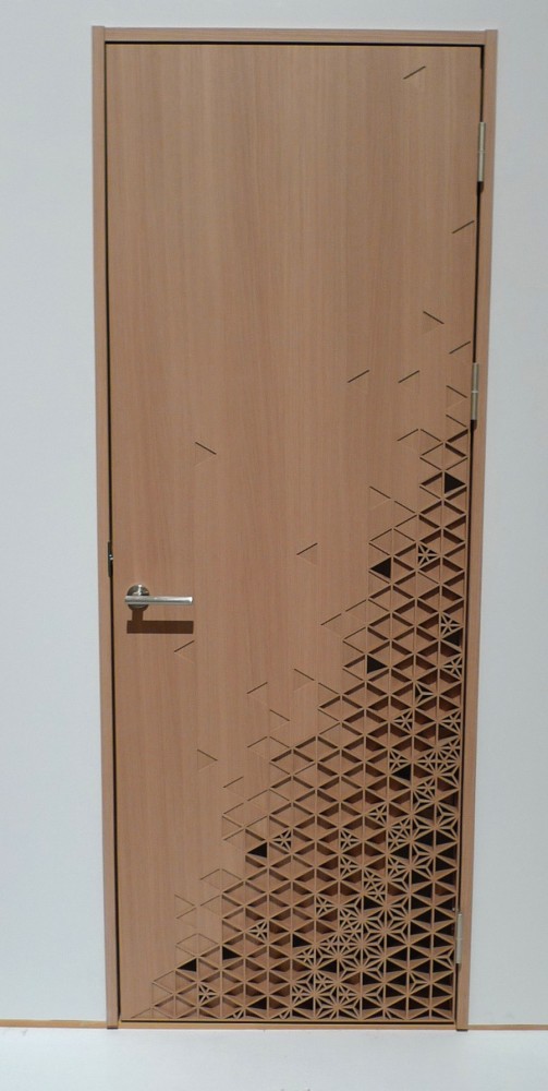 ７種類のなかでも技術的な難易度が最も高いという「ｋｕｍｉｋｏ」。組子模様の深さを３・９・１２・１５・２７ミリと幅広いバリエーションをつけ、グラデーションとすることで美しく仕上げた。