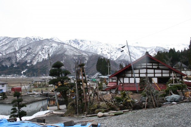 雪どけを待っていっせいに始まる公費解体