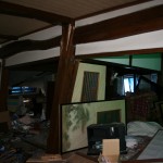 内部では大きな大黒柱が折れている