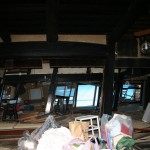 内部は太い柱と梁。戦前には馬屋もあった