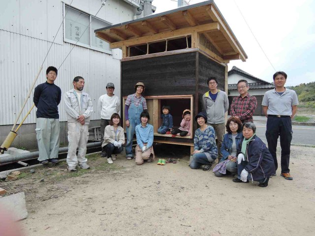 完成した家と参加者