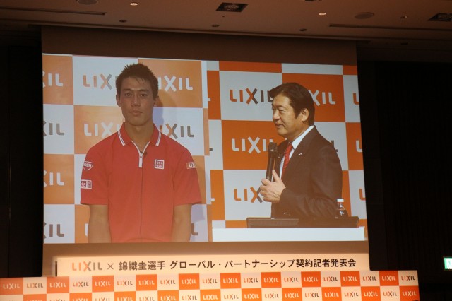 会見に臨む錦織選手と藤森社長兼ＣＥＯ