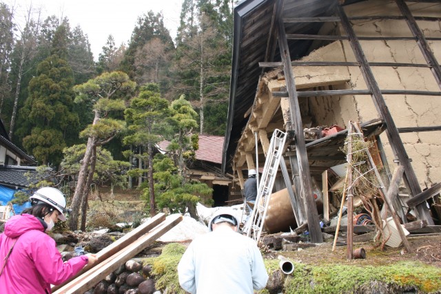 土蔵を調査。中には、いまではつくることのできない古い漆器や着物、ひな飾りなどが