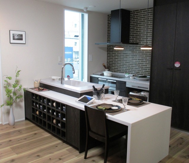 「砥部焼」を置いた壁面収納など、地域に根ざした提案を行う。