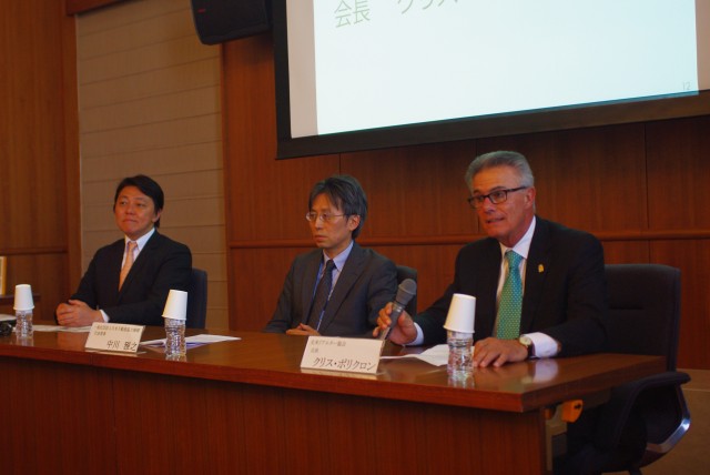 同日開かれたネクスト、ＮＡＲ、ＪＡＲＥＣＯのパートナーシップに関する会見の様子。右からＮＡＲのポリクロン会長、ＪＡＲＥＣＯの中川代表理事、ネクストの井上高志代表取締役社長。