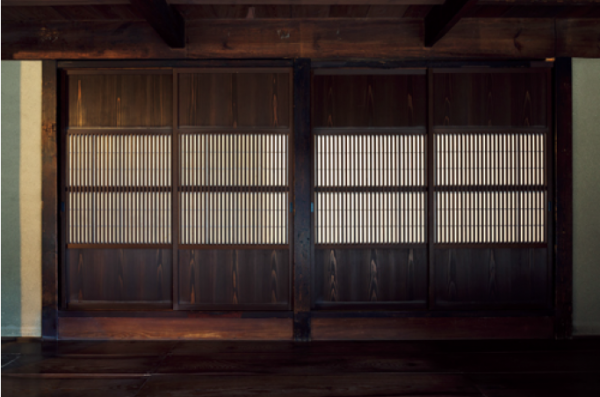 「店の間」と「茶の間」を隔てる格子戸。旧涌波家住宅主屋（金沢市指定文化財）