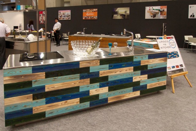 ６月５〜７日に東京ビッグサイトで開催された「朝日住まいづくりフェア」に展示したところ「おしゃれ」「ぜひ使ってみたい」など３０～４０代の女性を中心に好意的な意見が聞かれたとする。写真はブルーが基調の「ｎａｔｓｕ」。 