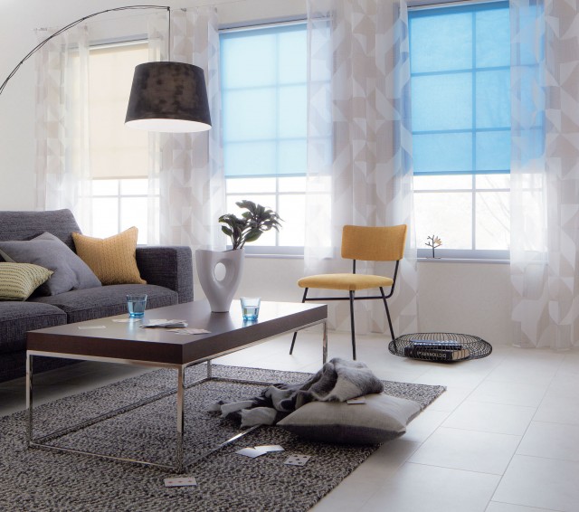 ロールスクリーンとフロントレースカーテンを組み合わせた施工例