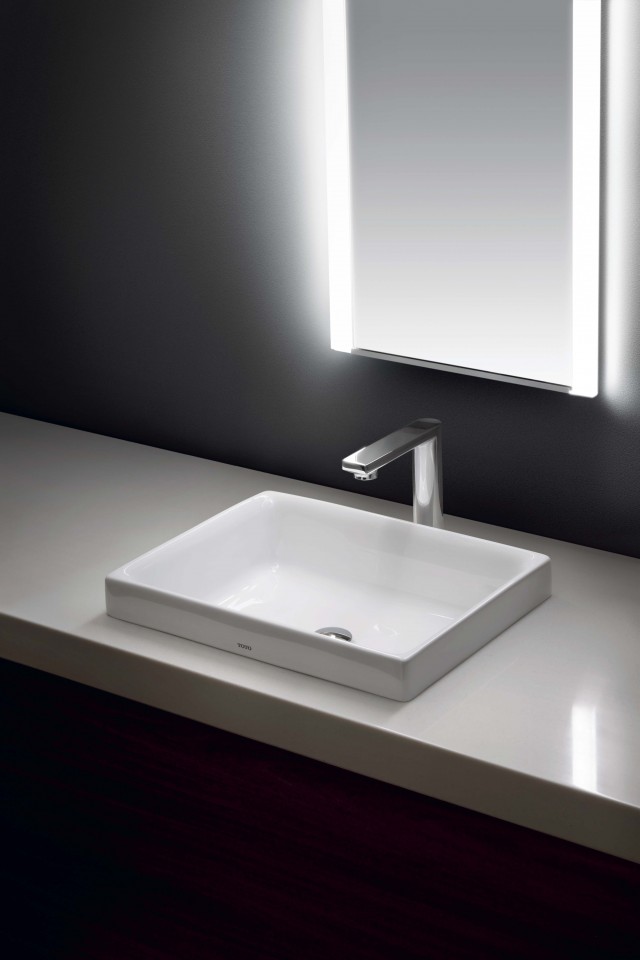 「カウンター式洗面器ベッセル式」４万４０００円、「アクアオート コンテンポラリータイプ（平）」１０万１０００円、「ＬＥＤ照明付鏡」１３万４０００円 