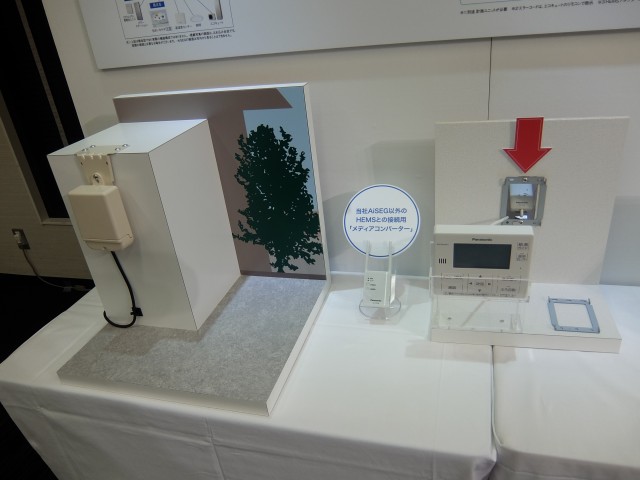 右が新しいHEMSアダプター（赤い矢印部分）無線で手前のコントローラーとつながりすっきり。違いは歴然だ