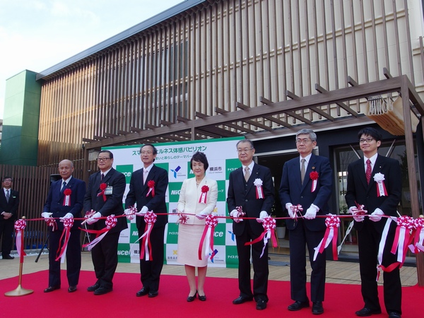 センター棟で行われたテープカットの様子