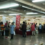 スイーツや地元農産品が並ぶ第２展示場