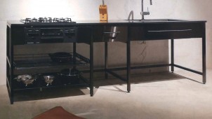 カスタマイズできる超シンプルな黒フレームキッチン